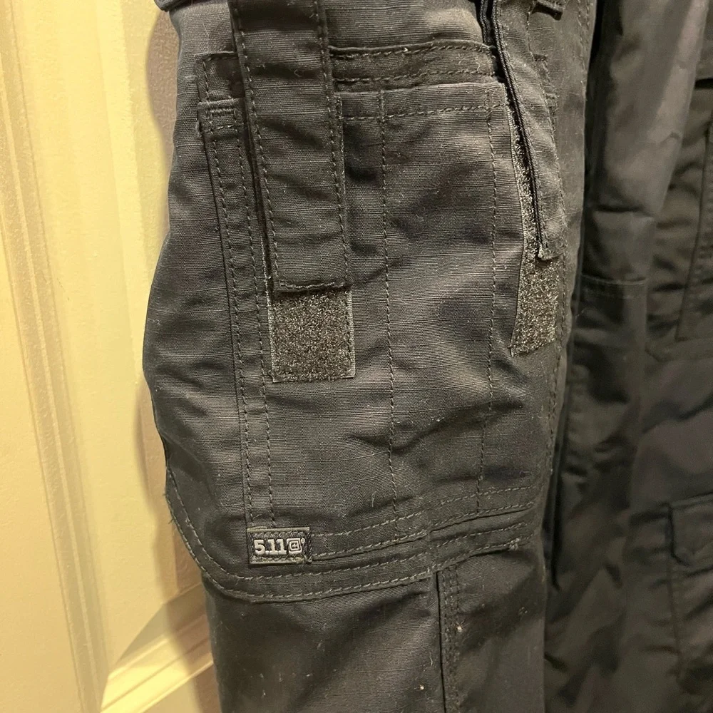 Gently used Women’s 5.11 Tactical EMS pants. Excellent condition.  Navy. size 6L - Picture 7 of 11